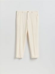 Garniturowe spodnie carrot - biały. Białe spodnie wizytowe męskie Reserved, z tkaniny. Za 169.99 zł.