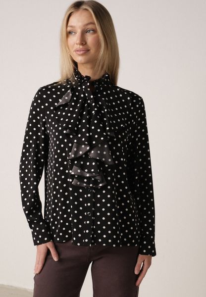 Czarna Wiskozowa Koszula w Kropki ze Stójką z Ozdobnymi Falbanami Isamene. Czarne koszule damskie Born2be, m, bez wzorów, z jeansu, klasyczne, bez kołnierzyka, bez ramiączek. Za 129.99 zł.