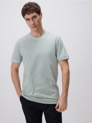 Bawełniany t-shirt slim fit - jasnozielony. Zielone t-shirty męskie Reserved, l, bez wzorów, z bawełny, bez kołnierzyka. W wyprzedaży za 39.99 zł.