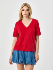 Bawełniana koszulka z dekoltem V - czerwony. Czerwone t-shirty damskie Sinsay, l, bez wzorów, z bawełny, bez kołnierzyka. Za 17.99 zł.