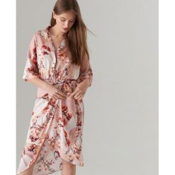 Sukienka typu kimono we wzory - Różowy. Czerwone sukienki damskie Mohito, bez wzorów, bez kołnierzyka, bez ramiączek. W wyprzedaży za 59.99 zł.