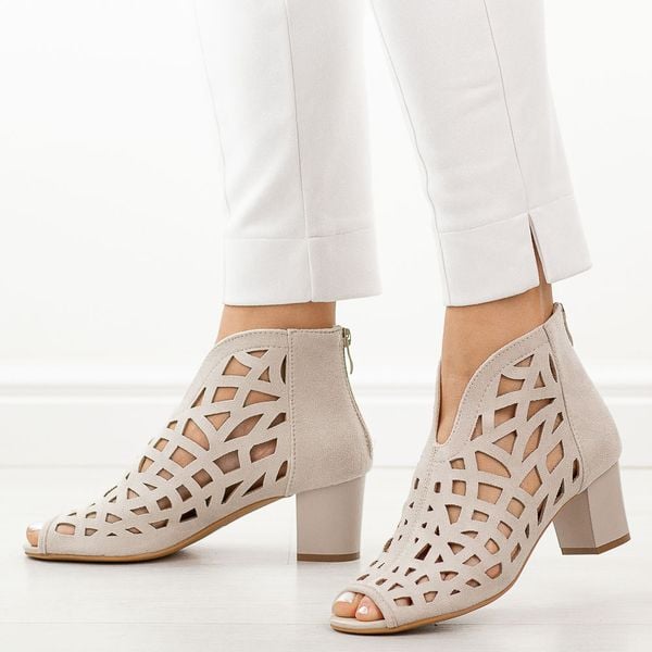 Beżowe zamsz sandały damskie na obcasie z zakrytą piętą M.Daszyński 1954-15. Brązowe sandały damskie M.Daszyński, w ażurowe wzory, z materiału, bez obcasa, na obcasie. Za 189.00 zł.