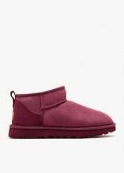 Damskie buty sportowe W CLASSIC ULTRA MINI. Czerwone buty sportowe na co dzień damskie Ugg, bez wzorów, trekkingowe. Za 798.25 zł.