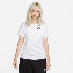 Koszulka sportowa damska Nike Nsw Tee Club. Białe bluzki sportowe damskie Nike, bez wzorów, z bawełny, bez ramiączek. Za 223.00 zł.
