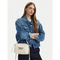 Torebka Tommy Jeans. Białe torebki klasyczne damskie Tommy Jeans, bez wzorów, z jeansu, bez dodatków. Za 256.99 zł.