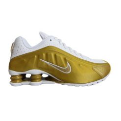 Buty sportowe Nike Shox R4 Metallic Gold White (GS) Złote - CW2626-700. Żółte buty sportowe na co dzień damskie Nike, bez wzorów, do koszykówki. Za 457.70 zł.