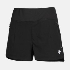 Lekkie i elastyczne szorty bermudzkie ASTI, szybkoschnące i zapewniające maksyma. Białe szorty damskie IZAS, bez wzorów, z nylonu, eleganckie. Za 291.26 zł.