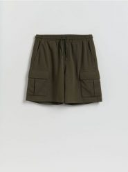 Szorty cargo - oliwkowy. Zielone szorty męskie Reserved, z bawełny, bez kołnierzyka. Za 99.99 zł.