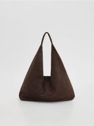 Zamszowa torebka hobo - ciemnobrązowy. Brązowe torebki klasyczne damskie Reserved, bez wzorów, z zamszu, zamszowe, bez dodatków. Za 239.99 zł.