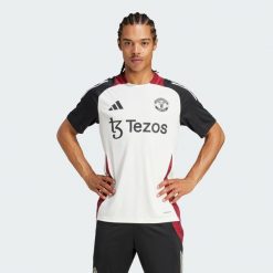 Koszulka Manchester United Tiro 24 Training. Białe t-shirty sportowe męskie Adidas, l, z materiału, bez ramiączek, do piłki nożnej. Za 228.80 zł.