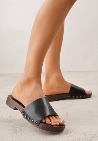 Czarne Klapki w Klasycznym Stylu z Nitami Talove. Czarne klapki damskie Born2be, bez wzorów, bez obcasa, na płaskiej podeszwie. Za 59.99 zł.