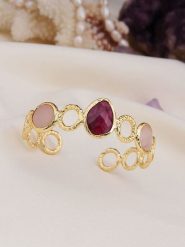 L'Atelier de Gaia Pozłacana bransoletka z elementami ozdobnymi rozmiar: onesize. Różowe bransoletki damskie L'Atelier de Gaia, pozłacane. Za 86.99 zł.