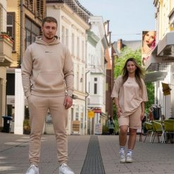 Spodnie dresowe do domu – kolor piaskowy. Brązowe szorty sportowe męskie HOME DELUXE, m, z bawełny, na fitness i siłownię. Za 125.00 zł.