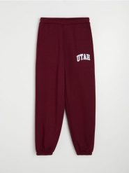 Spodnie jogger z bawełną i napisem UTAH - bordowy. Czerwone spodnie materiałowe damskie Sinsay, bez wzorów, z bawełny, sportowe. Za 29.99 zł.