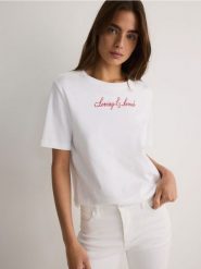 T-shirt z nadrukiem - biały. Białe t-shirty damskie Reserved, l, bez wzorów, z bawełny, bez kołnierzyka. W wyprzedaży za 19.99 zł.