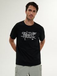 4F T-shirt regular z nadrukiem męski - czarny XL. Czarne t-shirty męskie 4f, m, bez wzorów, z bawełny, bez kołnierzyka. Za 69.99 zł.