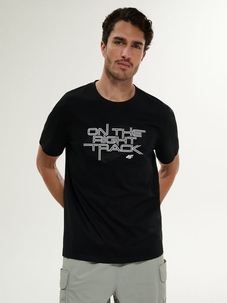 4F T-shirt regular z nadrukiem męski - czarny XL. Czarne t-shirty męskie 4f, m, bez wzorów, z bawełny, bez kołnierzyka. Za 69.99 zł.