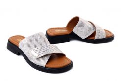 Artiker Relaks 58C2800 biały, klapki damskie. Białe klapki damskie Artiker Relaks, bez wzorów, bez obcasa. Za 219.90 zł.