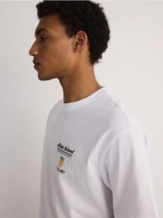 T-shirt boxy z nadrukiem - biały. Białe t-shirty męskie Reserved, l, bez wzorów, z bawełny, bez kołnierzyka. W wyprzedaży za 49.99 zł.