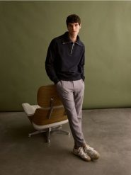 Spodnie carrot slim z wiązaniem - ciemnoszary. Szare spodnie materiałowe męskie Reserved, bez wzorów, z tkaniny. W wyprzedaży za 49.99 zł.