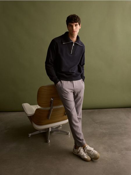 Spodnie carrot slim z wiązaniem - ciemnoszary. Szare spodnie materiałowe męskie Reserved, bez wzorów, z tkaniny. W wyprzedaży za 49.99 zł.