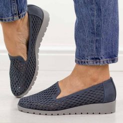 Niebieskie ażurowe półbuty damskie Jezzi 1628-23. Niebieskie półbuty damskie Jezzi, w ażurowe wzory, z jeansu, casualowe, bez obcasa, na koturnie. Za 189.00 zł.