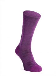 Skarpety rowerowe Mons Royale Atlas Crew Sock. Fioletowe skarpetki damskie Mons Royale, bez wzorów, z elastanu. Za 86.89 zł.