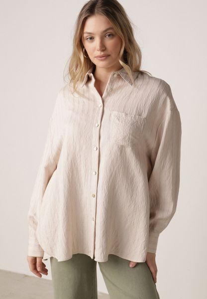 Beżowa Wiskozowa Koszula z Dodatkiem Lnu z Tkaniny Strukturalnej Noma. Brązowe koszule damskie Born2be, uniwersalny, bez wzorów, z jeansu, casualowe, bez kołnierzyka, bez ramiączek. Za 84.99 zł.