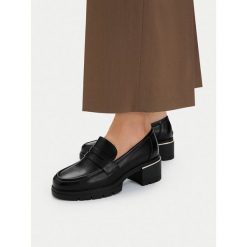 Półbuty JENNY. Czarne półbuty damskie Jenny, bez wzorów, bez obcasa, na obcasie. Za 149.99 zł.