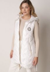 Biała Przejściowa Kamizelka Pikowana o Długim Kroju z Kapturem i Naszywką Harmaste. Białe kamizelki damskie Born2be, l, z jeansu, długie. Za 149.99 zł.