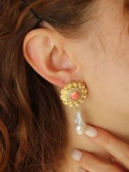 Pierres de Jade Pozłacane kolczyki-wkrętki z perłami i z kamieniami szlachetnymi rozmiar: onesize. Białe kolczyki damskie Pierres de Jade, z cyrkonią, pozłacane. Za 79.77 zł.