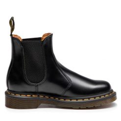 Sztyblety Dr. Martens. Czarne botki damskie Dr. Martens, bez obcasa, na płaskiej podeszwie, bez zapięcia. Za 699.99 zł.