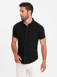 Dzianinowa koszula męska slim fit z krótkim rękawem i kołnierzykiem – czarna V4. Czarne koszule męskie Ombre Clothing, m, bez wzorów, z bawełny, bez kołnierzyka, bez ramiączek. W wyprzedaży za 49.99 zł.