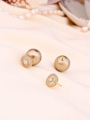 L'Atelier de Gaia Pozłacane kolczyki-wkrętki z perłami i cyrkoniami rozmiar: onesize. Brązowe kolczyki damskie L'Atelier de Gaia, z cyrkonią, pozłacane. Za 43.99 zł.