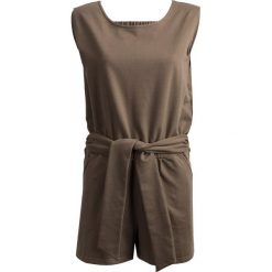 Kombinezon damski KOMBD601 - khaki - Outhorn. Brązowe kombinezony damskie Outhorn, bez wzorów, z bawełny, bez kołnierzyka, bez ramiączek. W wyprzedaży za 39.99 zł.