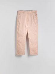 Bawełniane spodnie chino slim - różowy. Czerwone spodnie materiałowe męskie Reserved, bez wzorów, z bawełny. W wyprzedaży za 69.99 zł.