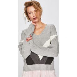 Vero Moda - Sweter. Szare swetry klasyczne damskie Vero Moda, l, z bawełny, bez kołnierzyka. W wyprzedaży za 79.90 zł.