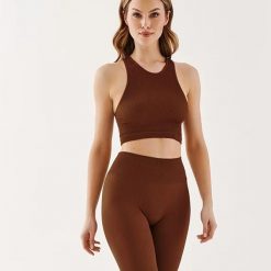 Bezszwowy top damski z dekoltem halter rib mocca. Brązowe topy damskie Gabriella, l, bez wzorów, z dzianiny, bez ramiączek. Za 69.60 zł.