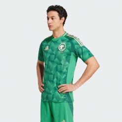 Koszulka Saudi Arabia 24 Home. Zielone t-shirty sportowe męskie Adidas, xl, z materiału, bez ramiączek, do piłki nożnej. Za 449.00 zł.
