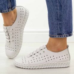Białe ażurowane skórzane półbuty damskie T.Sokolski w26-02. Białe półbuty damskie Sokolski, bez wzorów, z jeansu, klasyczne, bez obcasa, na płaskiej podeszwie. Za 259.00 zł.