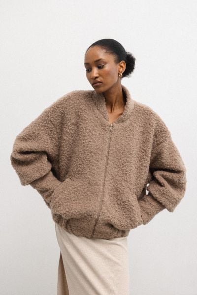 Kurtka bomberka z wełny w kolorze MOCCA- WOOLY. Kurtki damskie Marsala, m, bez wzorów, z jeansu, bez kaptura. Za 699.90 zł.