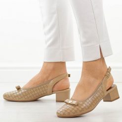 Beżowe sandały damskie na obcasie M.Daszyński Sa210-15. Brązowe sandały damskie M.Daszyński, z aplikacjami, ze skóry, bez obcasa, na obcasie. Za 179.00 zł.