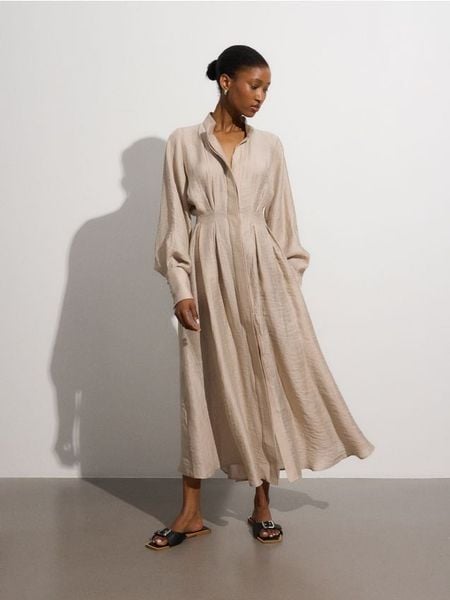 Sukienka maxi z dodatkiem lnu - beżowy. Brązowe sukienki damskie Reserved, na co dzień, l, bez wzorów, z lyocellu, bez kołnierzyka, bez ramiączek, maxi, proste. W wyprzedaży za 179.99 zł.