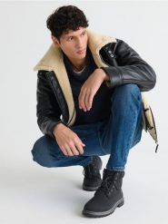 Botki - czarny. Czarne buty zimowe męskie Sinsay, za kostkę, bez zapięcia. Za 79.99 zł.