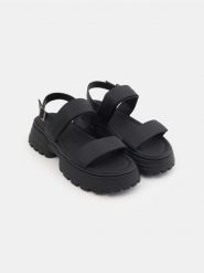 Sandały na platformie z imitacji skóry - czarny. Czarne sandały damskie Sinsay, bez wzorów, ze skóry, bez obcasa, na platformie. Za 59.99 zł.