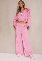 Różowy Komplet Dresowy z Wiskozą Spodnie o Szerokim Kroju i Bluza z Broszką Redaella. Czerwone bluzy bez kaptura damskie Renee, z aplikacjami, z dresówki, casualowe. Za 179.99 zł.