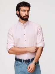 Męska koszula z lnem w paski ze stójką - biało-różowa V3. Czerwone koszule męskie Ombre Clothing, na lato, m, bez wzorów, z bawełny, bez kołnierzyka, bez ramiączek. Za 259.99 zł.