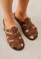 Brązowe Klapki z Paskami w Stylu Gladiatorek z Klamerką Lorianatea. Brązowe klapki damskie Born2be, bez wzorów, z jeansu, bez obcasa, na płaskiej podeszwie. Za 79.99 zł.