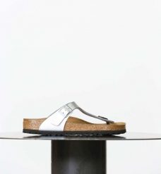 Klapki Birkenstock Gizeh Damskie. Szare klapki damskie Birkenstock, bez wzorów, z materiału, bez obcasa. Za 390.75 zł.