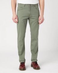 WRANGLER MĘSKIE SPODNIE MATERIAŁOWE GREENSBORO DUSTY OLIVE 112341466 W15Q018115. Zielone spodnie materiałowe męskie Wrangler, bez wzorów, z materiału. Za 219.99 zł.